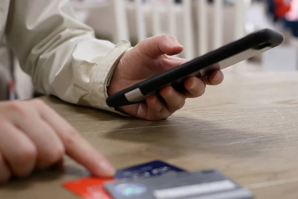 Ruch kobiety wpisując numer karty kredytowej na zakup prezent na inteligentny telefon — Zdjęcie stockowe