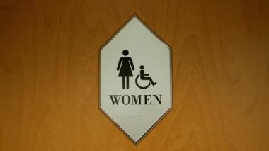 Duvarda devre dışı ve kadın tuvalet logosu hareketi 