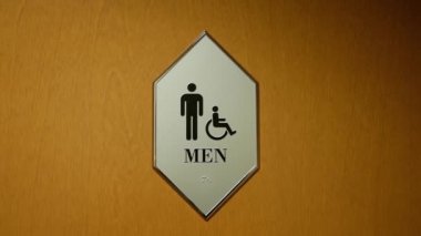 Duvarda devre dışı ve adam tuvalet logosu hareketi