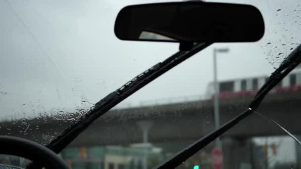 汽车挡风玻璃期间雨天视图的缓慢运动 — 图库视频影像
