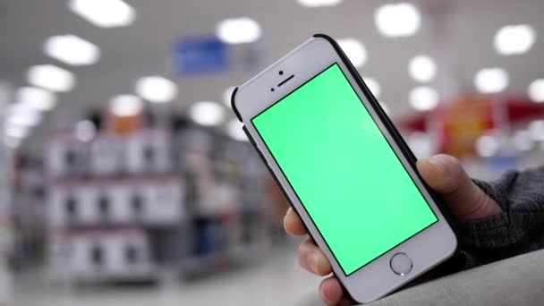 Mulher Segurando Telefone Celular Tela Verde Belo Fundo Iluminação Borrada — Vídeo de Stock