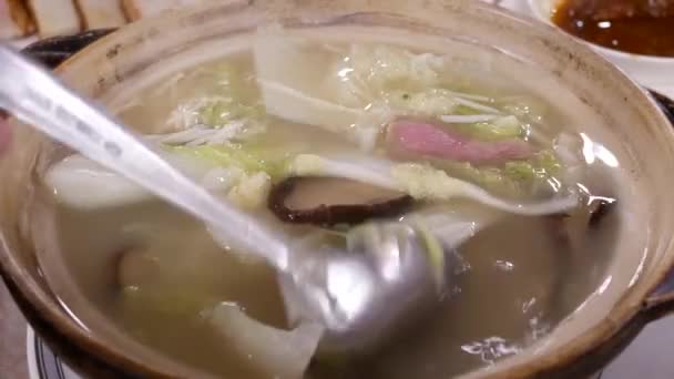 中華レストラン内のボウルでスープをかき混ぜる人々の動き — ストック動画