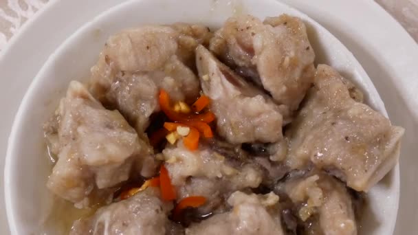 中華レストラン内のテーブルの上に豚肉と唐辛子の揚げ物の動き — ストック動画