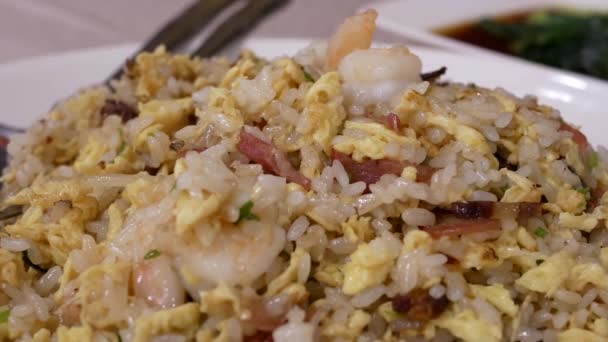 Bewegung Von Menschen Die Gebratenen Reis Auf Dem Tisch Restaurant — Stockvideo