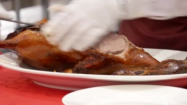 Movimiento Del Chef Cortando Pato Asado Plato Para Cliente Dentro — Vídeos de Stock