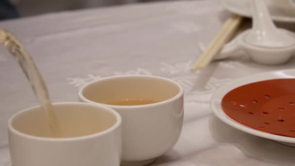 人们在中餐厅内倒热茶的运动 — 图库视频影像