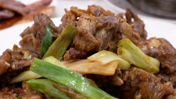 Movimento Carne Frita Cebola Verde Mesa Dentro Restaurante Chinês — Vídeo de Stock