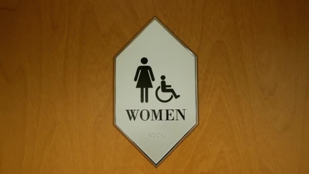 Bewegung Von Behinderten Und Frauen Waschraum Logo Der Wand — Stockvideo