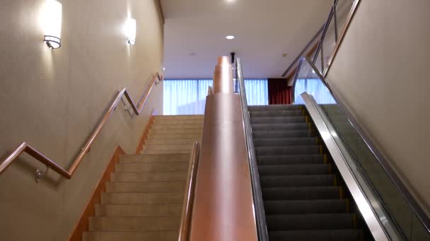 商场内移动空自动扶梯的运动 — 图库视频影像