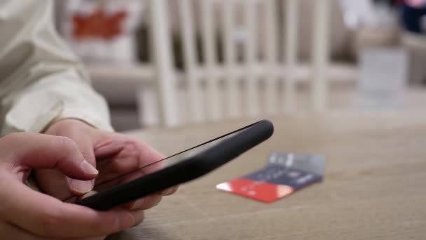 Rörelse Kvinnan Skriva Kreditkortsnummer För Att Köpa Gåva Smart Phone — Stockvideo