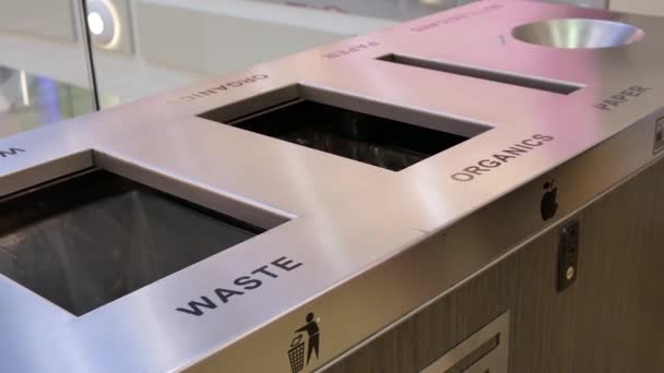 Bewegung Von Menschen Die Müll Den Mülleimer Einkaufszentrum Werfen — Stockvideo