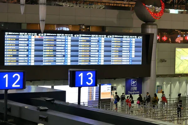 Plan supérieur des passagers se rendant au comptoir d'enregistrement à l'intérieur de l'aéroport de Taiwan — Photo