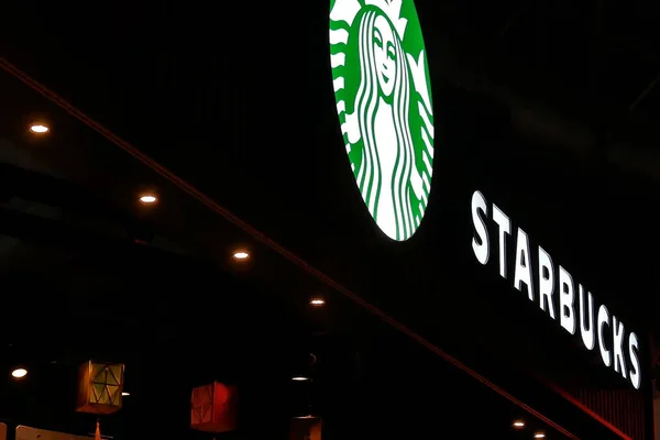 Close-up van Starbucks-logo op donkere nacht — Stockfoto