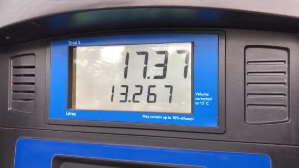 Αυξανόμενη Τιμή Της Βενζίνης Στην Οθόνη Αντλία Σταθμός — Αρχείο Βίντεο