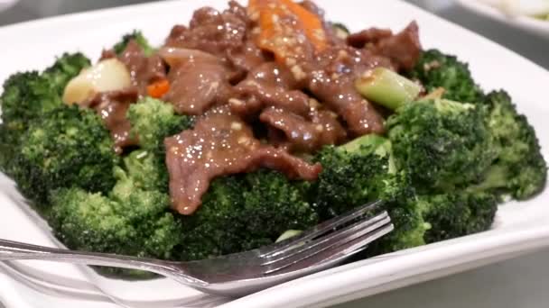 Mouvement Sauté Bœuf Avec Brocoli Sur Table Intérieur Restaurant — Video