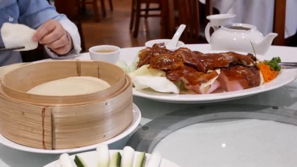 Bewegung Von Menschen Die Gebratene Ente Auf Dem Tisch Chinesischen — Stockvideo