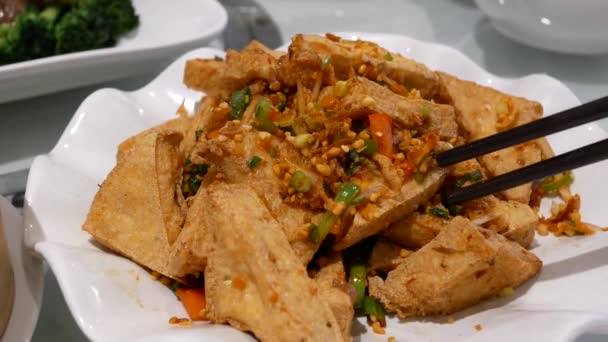 Movimento Pessoas Comendo Tofu Frito Mesa Dentro Restaurante — Vídeo de Stock