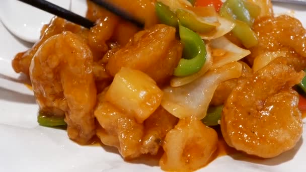 中国人在中餐馆的餐桌上吃油炸虾和蔬菜的运动 — 图库视频影像