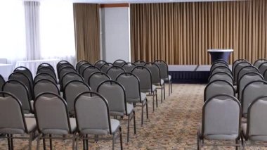 Burnaby Bc Kanada'da boş otel toplantı salonu Pan çekim