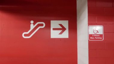 Duvarda kırmızı yürüyen merdiven işareti hareketi