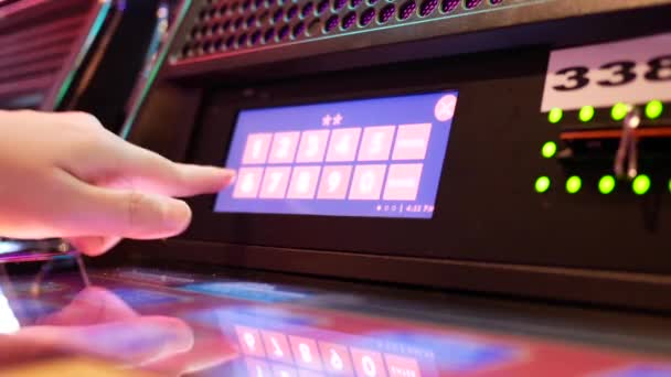 Beweging Van Mensen Die Pin Nummer Slot Machine Drukken Voor — Stockvideo