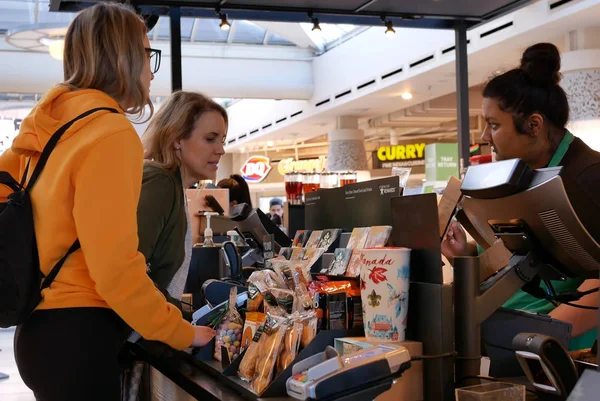 Переміщення бариста, що приймає замовлення для клієнта в крамниці Starbucks — стокове фото