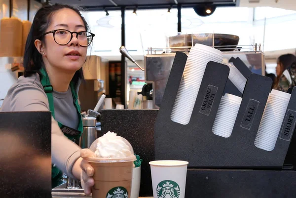 Rörelse av barista att göra kaffe för kund på Starbucks butik — Stockfoto