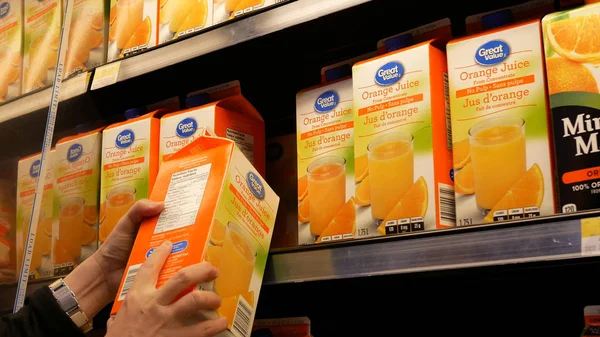 Movimiento de mujer comprando zumo de naranja de gran valor dentro de la tienda Walmart — Foto de Stock