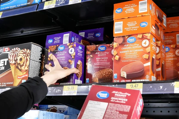 Ходатайство женщины, покупающей мороженое в магазине Walmart — стоковое фото
