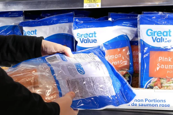 Movimiento de la mujer comprando camarones blancos de gran valor dentro de la tienda Walmart —  Fotos de Stock
