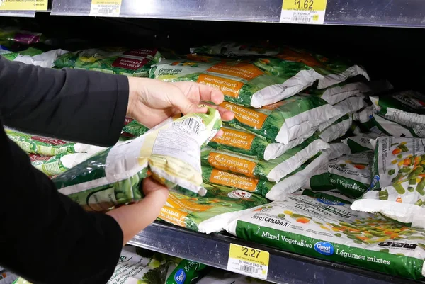 Movimiento de mujer comprando verduras mixtas gigantes verdes y de gran valor dentro de la tienda Walmart —  Fotos de Stock