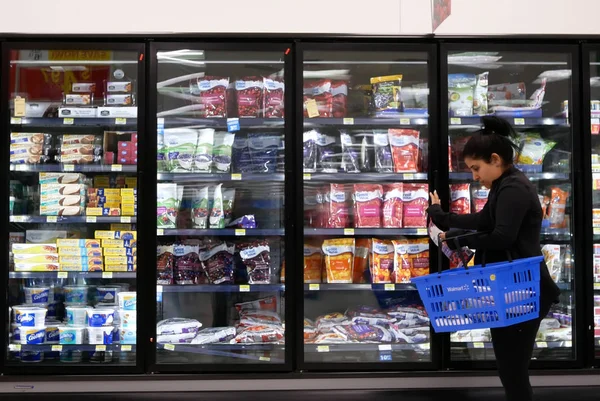 Movimento de mulher comprando frutas congeladas dentro da loja Walmart — Fotografia de Stock