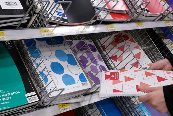 Movimiento de mujer comprando cuaderno dentro de la tienda Walmart — Foto de Stock