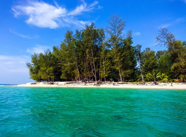 泰国沙敦的 Bulone 岛水和天空 免版税图库图片