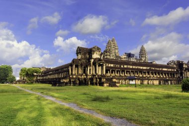 Wat Angkor Kamboçya'da mavi gökyüzü ile berbat