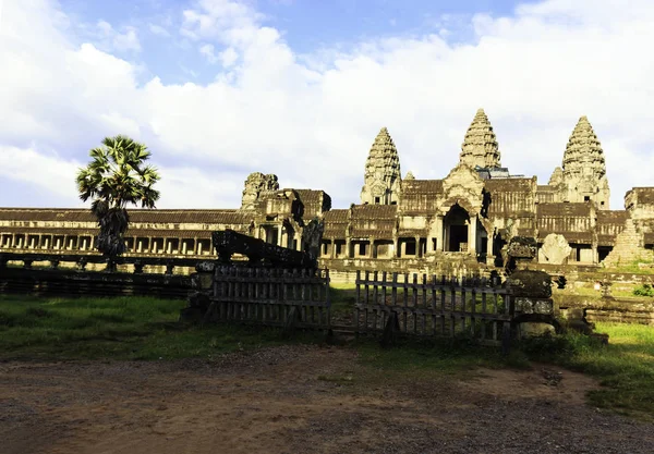 Ruiny Starożytnej Świątyni Angkor Wat Niebieski Niebo Kambodży — Zdjęcie stockowe