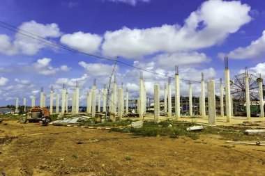 Mavi gökyüzü güneşli gün ile inşaat alanı