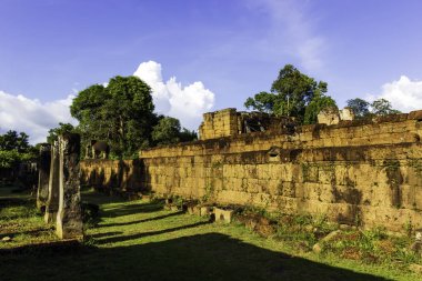 Mavi gökyüzü ile antik tapınak harabe 