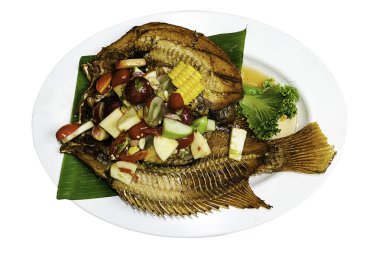 Tabaktaki baharatlı balık kılıcı beyaz arka planda izole edilmiş. 