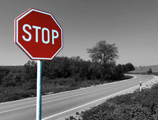 büyük kırmızı bir yol seyahat yolu yasak geçit konsepti üzerinde