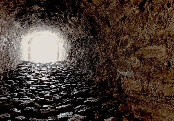 umut ve şans kavramının çizimde tünelin sonunda ışık