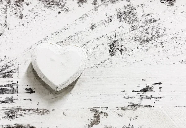 White Painted Wooden Heart Shaped Grungy Old Fashopned English Home — Stock Photo, Image