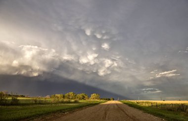 Çayır fırtına bulutları Kanada Saskatchewan yaz uyarılar