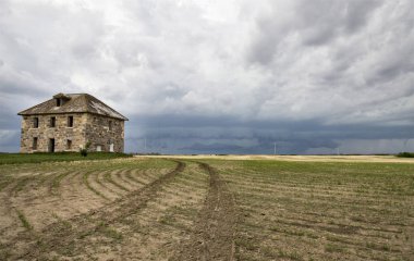 Çayır fırtına bulutları Kanada Saskatchewan binaları terk