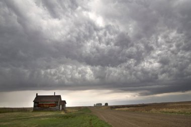 Çayır fırtına bulutları Kanada Saskatchewan binaları terk