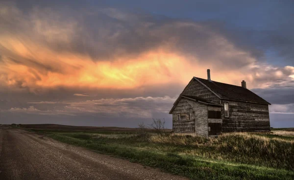 草原の嵐雲カナダ サスカチュワン州放棄された建物 — ストック写真
