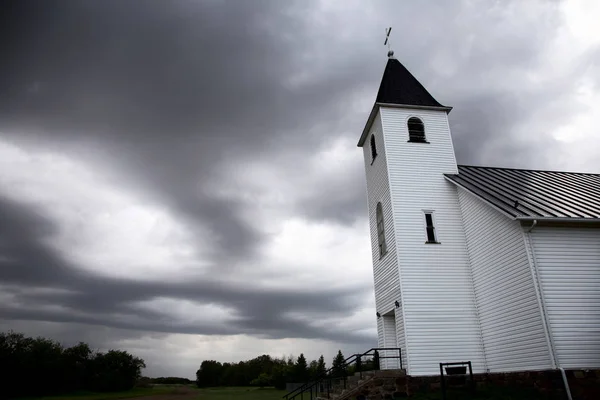 草原の嵐雲カナダ サスカチュワン州夏国教会 — ストック写真