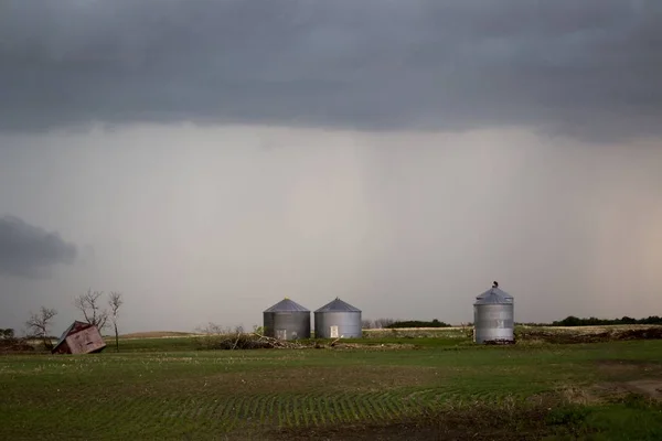 Λιβάδι Saskatchewan Του Καναδά Σύννεφα Καταιγίδας Εγκαταλελειμμένα Κτίρια — Φωτογραφία Αρχείου