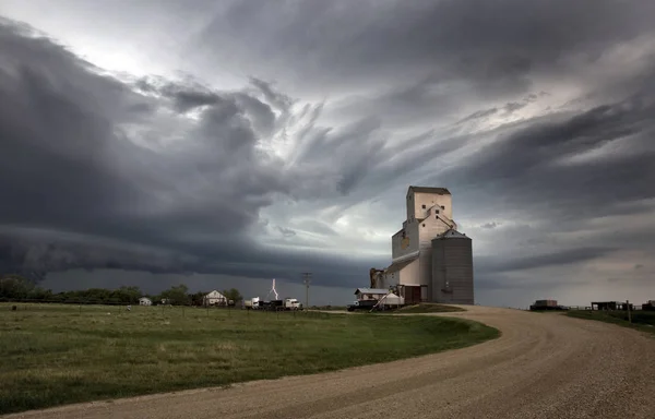 Λιβάδι Σύννεφα Καταιγίδας Καναδά Saskatchewan Ασανσέρ Κόκκος — Φωτογραφία Αρχείου