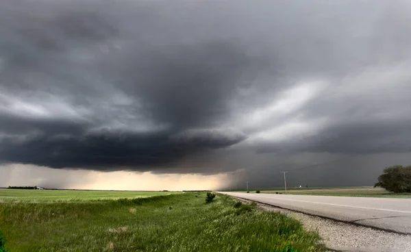 Λιβάδι Saskatchewan Του Καναδά Σύννεφα Καταιγίδας Εγκαταλελειμμένα Κτίρια — Φωτογραφία Αρχείου